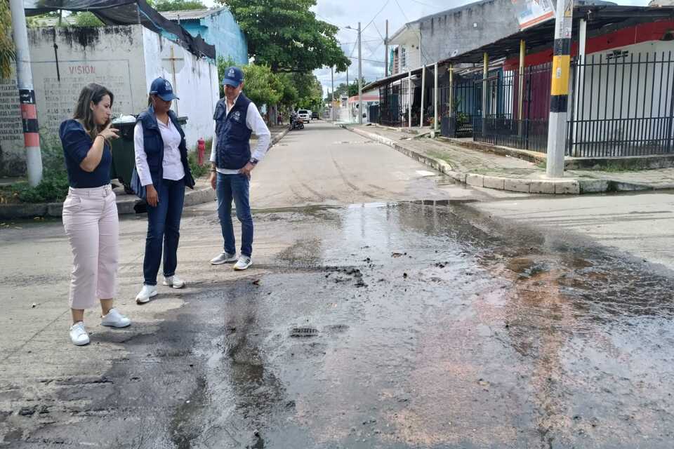 Defensoría hace un llamado ante rebosamiento de alcantarillado en calles aledañas a colegio en Montería
